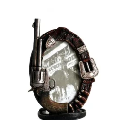 Cadre Photo En Résine : Pistolet Et Cartouchière -Promos Nid Objet Magasin cadre photo en resine pistolet et cartouchiere 2