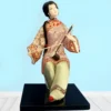 Figurine Chinoise Assise Avec Instrument à Corde (Pantalon Vert)