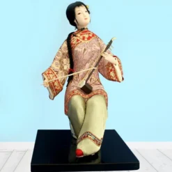 Figurine Chinoise Assise Avec Instrument à Corde (Pantalon Vert) -Promos Nid Objet Magasin figurine chinoise assise avec instrument a corde pantalon vert 2