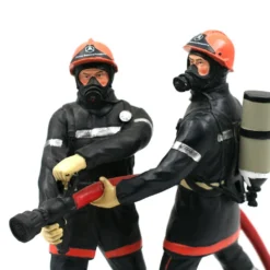 Jeunes Sapeurs Pompier Avec Lance à Incendie 7 Jeunes Sapeurs Pompier Avec Lance à Incendie -Promos Nid Objet Magasin jeunes sapeurs pompier avec lance a incendie 3