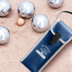 Pochette Pour Triplette De Pétanque - Retraité Mais Toujours Au Cochonnet -Promos Nid Objet Magasin pochette pour triplette de petanque retraite mais toujours au cochonnet 1